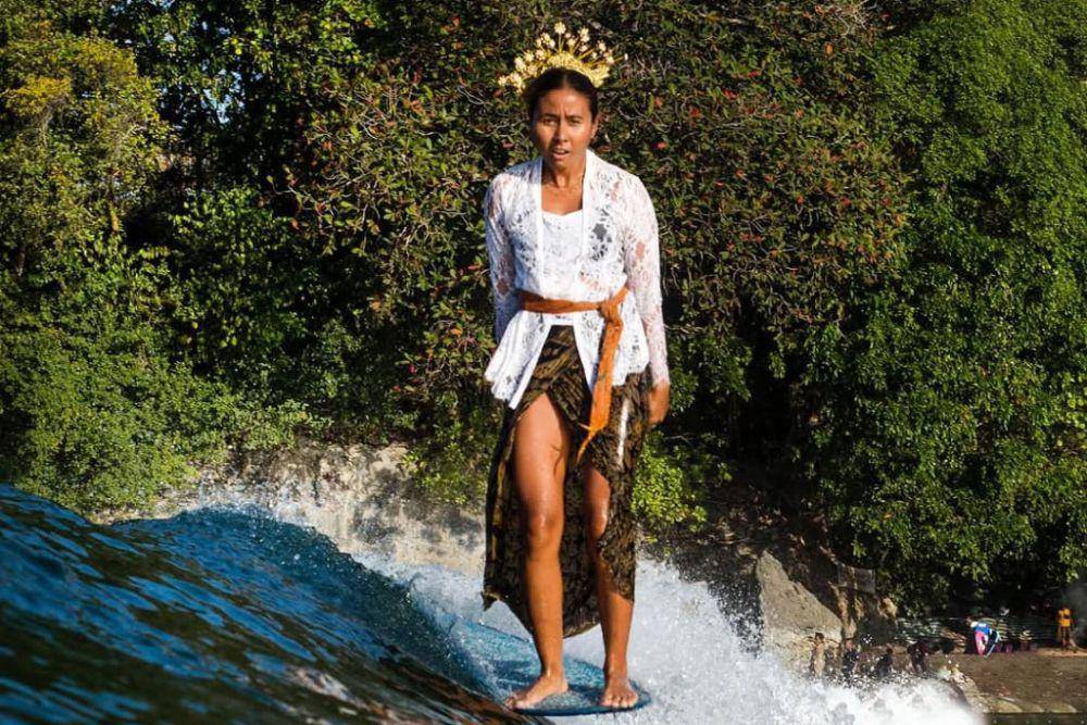 Flora Christin saat surfing mengenakan kebaya (Dok.IDN Times/Giang Alam Wardani)