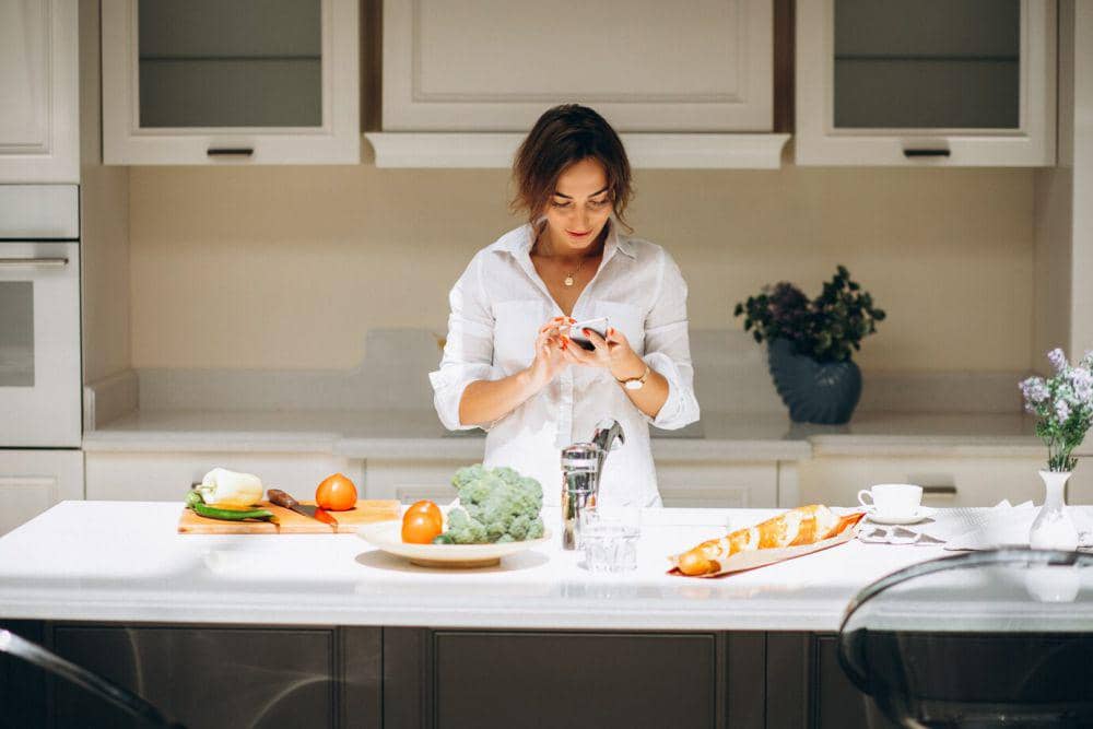 ilustrasi Masak sendiri di dapur penginapan (freepik.com/senivpetro)