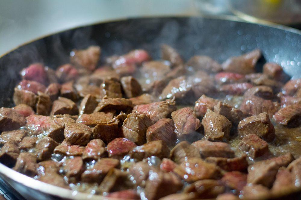 ilustrasi memasak semur daging (pixabay.com/agamaszota)