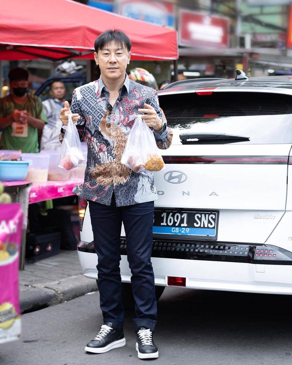 Shin Tae Yong berburu takjil (instagram.com/hyundaimotorindonesia)