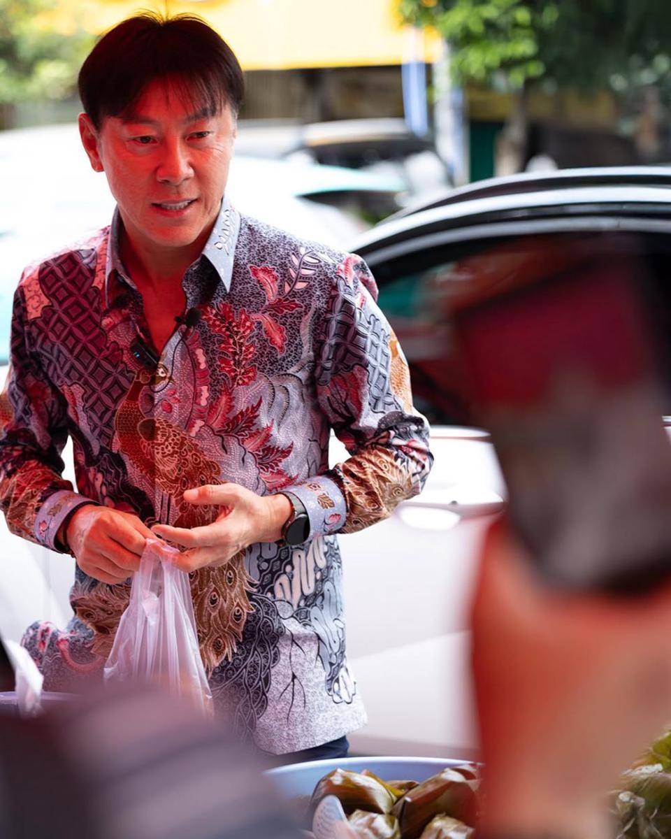 Shin Tae Yong berburu takjil (instagram.com/hyundaimotorindonesia)