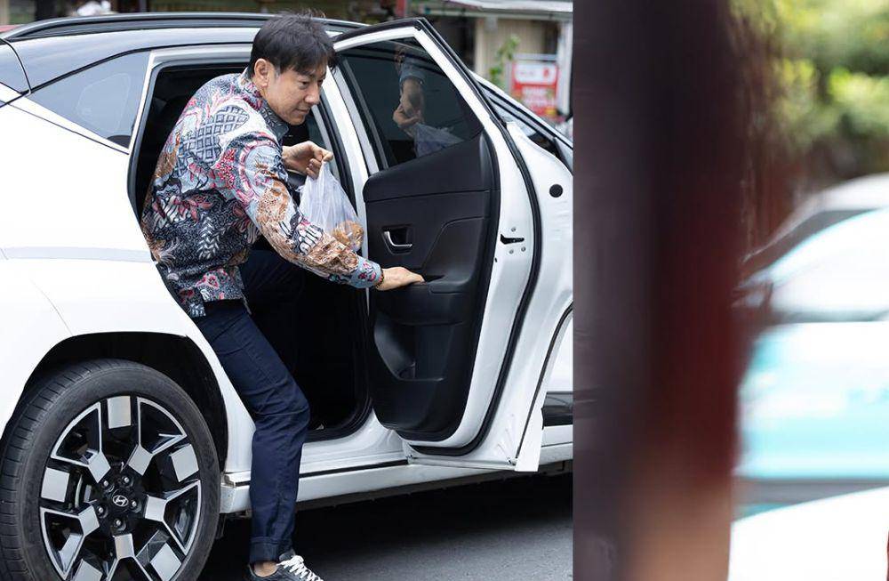 Shin Tae Yong berburu takjil (instagram.com/hyundaimotorindonesia)