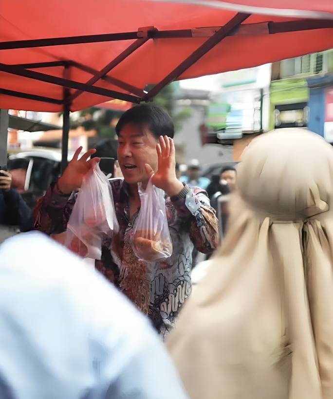 Shin Tae Yong berburu takjil (instagram.com/hyundaimotorindonesia)
