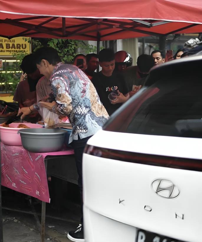 Shin Tae Yong berburu takjil (instagram.com/hyundaimotorindonesia)
