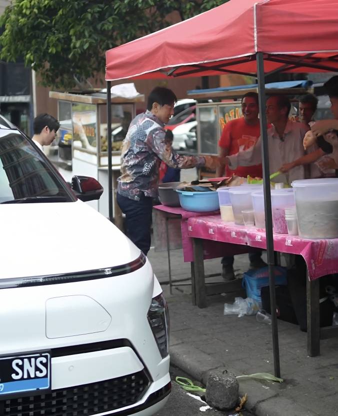Shin Tae Yong berburu takjil (instagram.com/hyundaimotorindonesia)