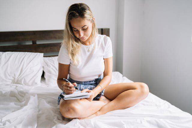 Ilustrasi seorang wanita menulis (Pexels.com/Anna Tarazevich)