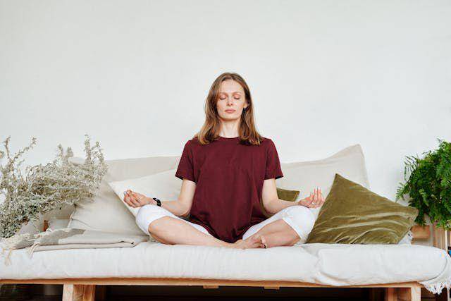 Ilustrasi seorang wanita meditasi (Pexels.com/Mikael Blomkvist)