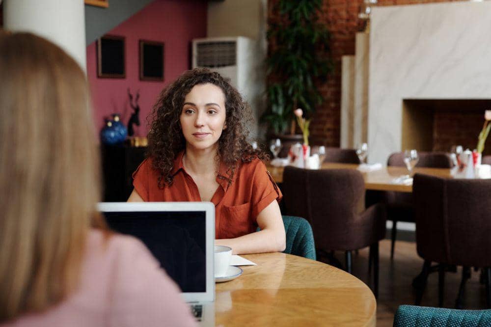 ilustrasi orang berbincang (pexels.com/Edmond Dantès)