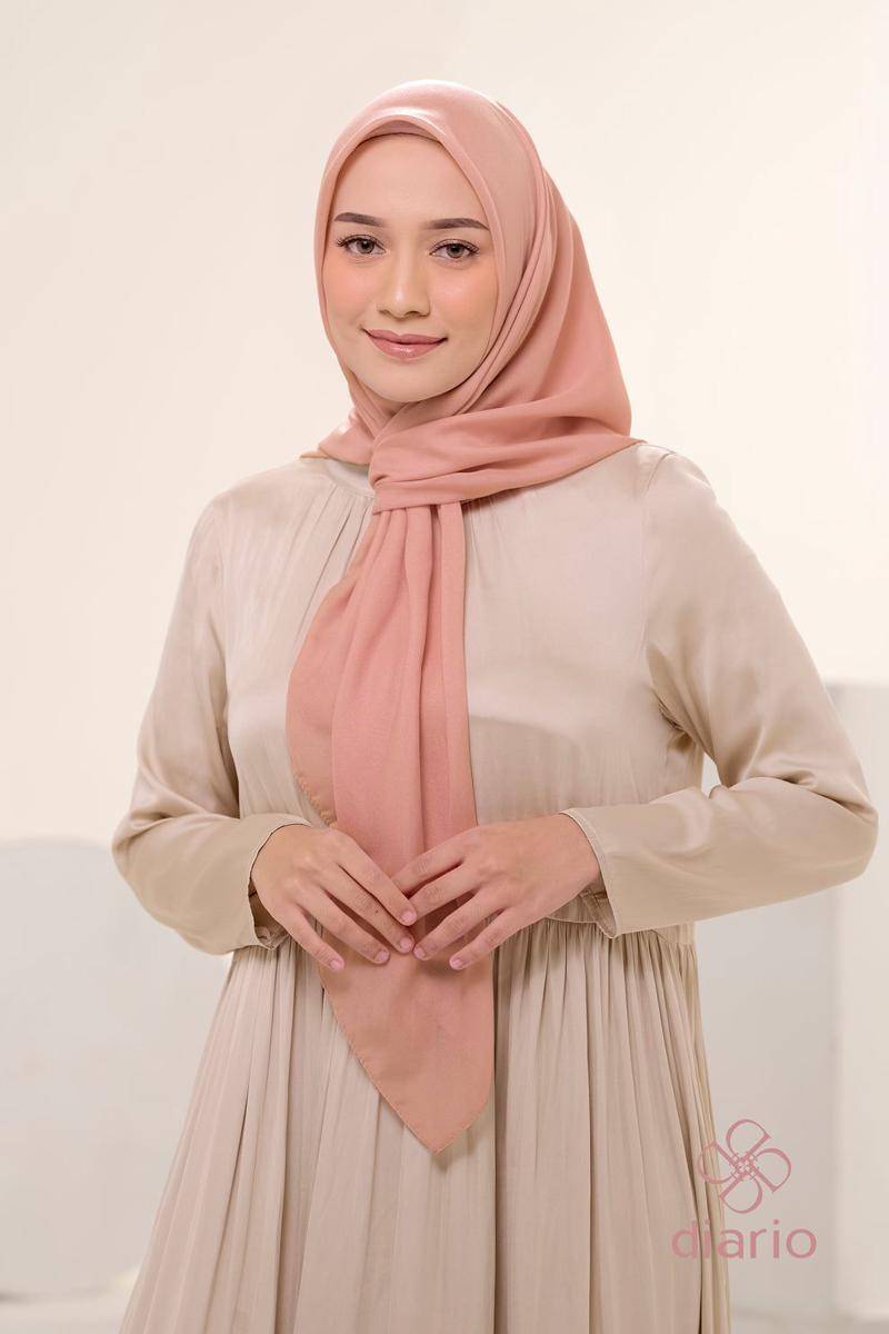 Diario kerudung segi empat ultrafine plain scarf (diario.co.id)