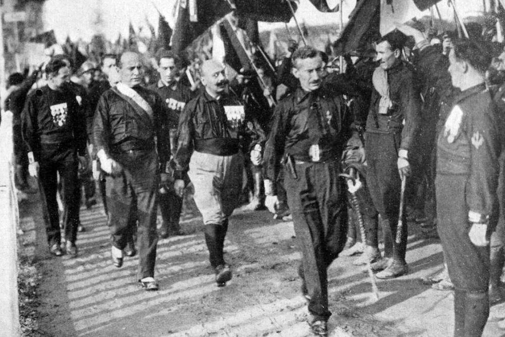 Pawai menuju Roma, dari kiri ke kanan: Italo Balbo, Benito Mussolini, Cesare Maria de Vecchi dan Michele Bianchi pada 1922 (commons.wikimedia.org/Illustrazione Italiana)