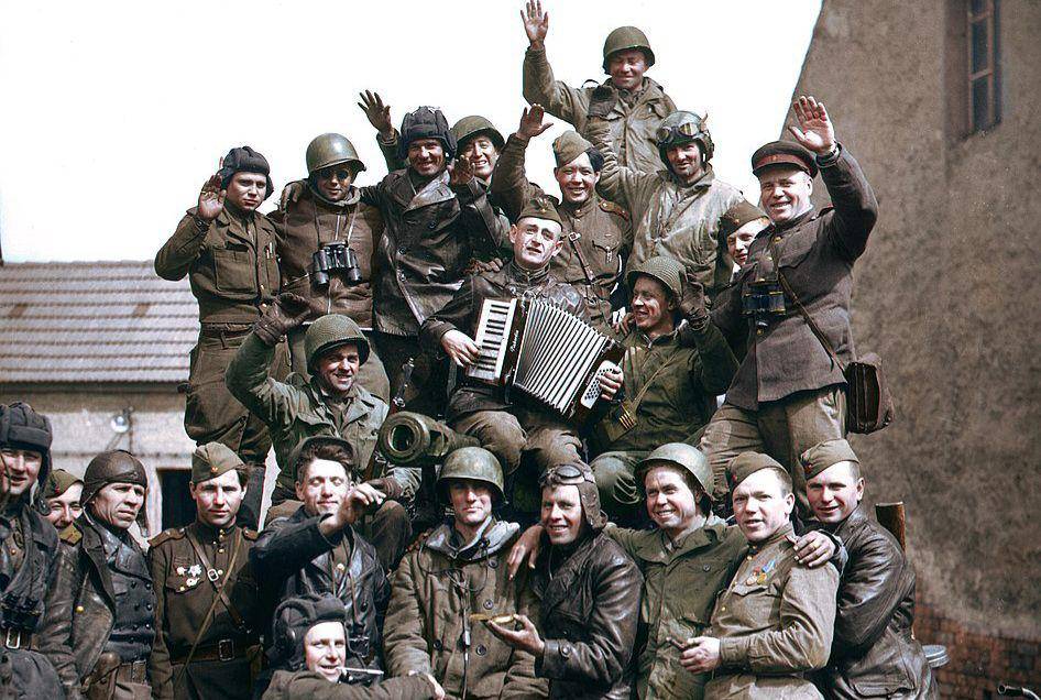Pasukan Amerika dan Soviet di desa Griebo, Saxony, Jerman, setelah berakhirnya Perang Dunia II di Eropa, pada Mei 1945. (commons.wikimedia.org/Fred Ramage/Julius Jääskeläinen)