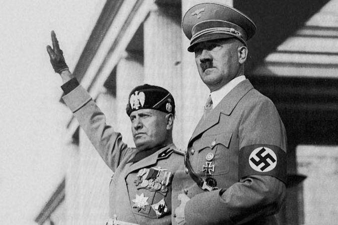 Benito Mussolini dan Adolf Hitler (commons.wikimedia.org/Begoon)