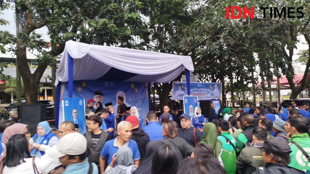 Jelang Lebaran, Desy Ratnasari Bangun Tenda Biru di Bandung