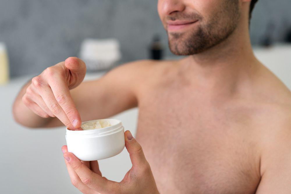 5 Manfaat Scrub Badan untuk Pria supaya Kulit Lebih Bersih dan Sehat