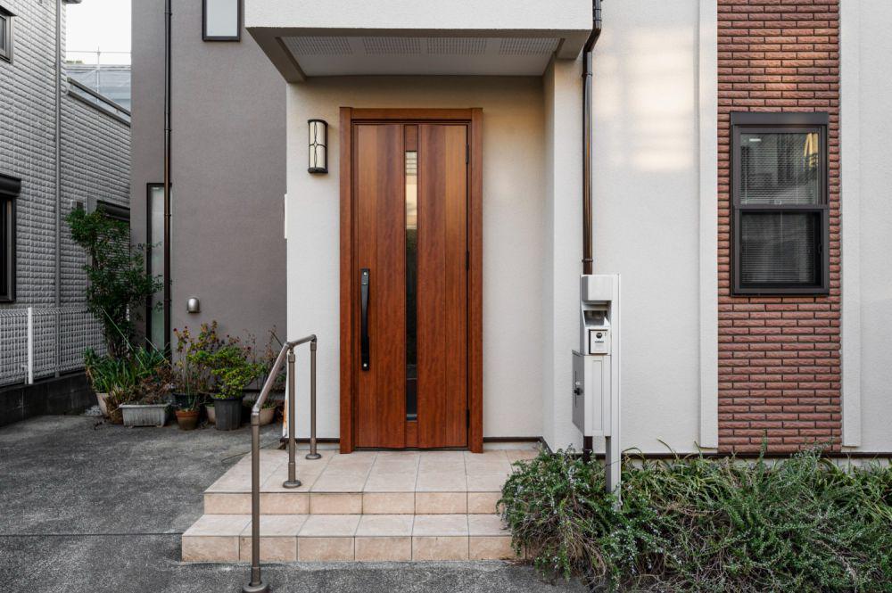 Ilustrasi pintu rumah kayu modern (freepik.com/freepik)