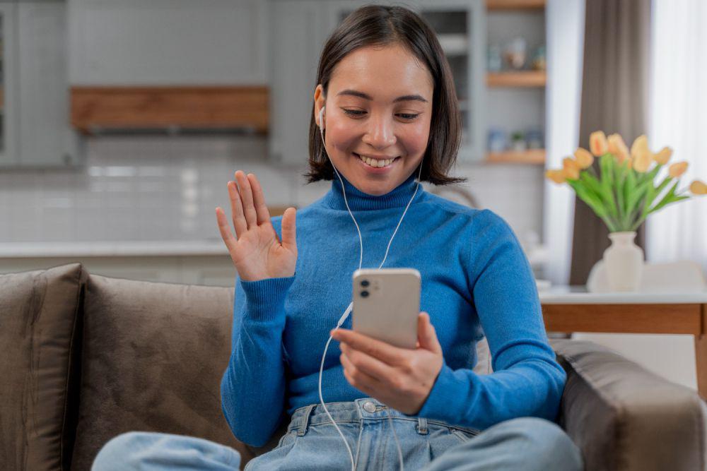Ilustrasi wanita video call dengan teman (freepik.com/freepik)