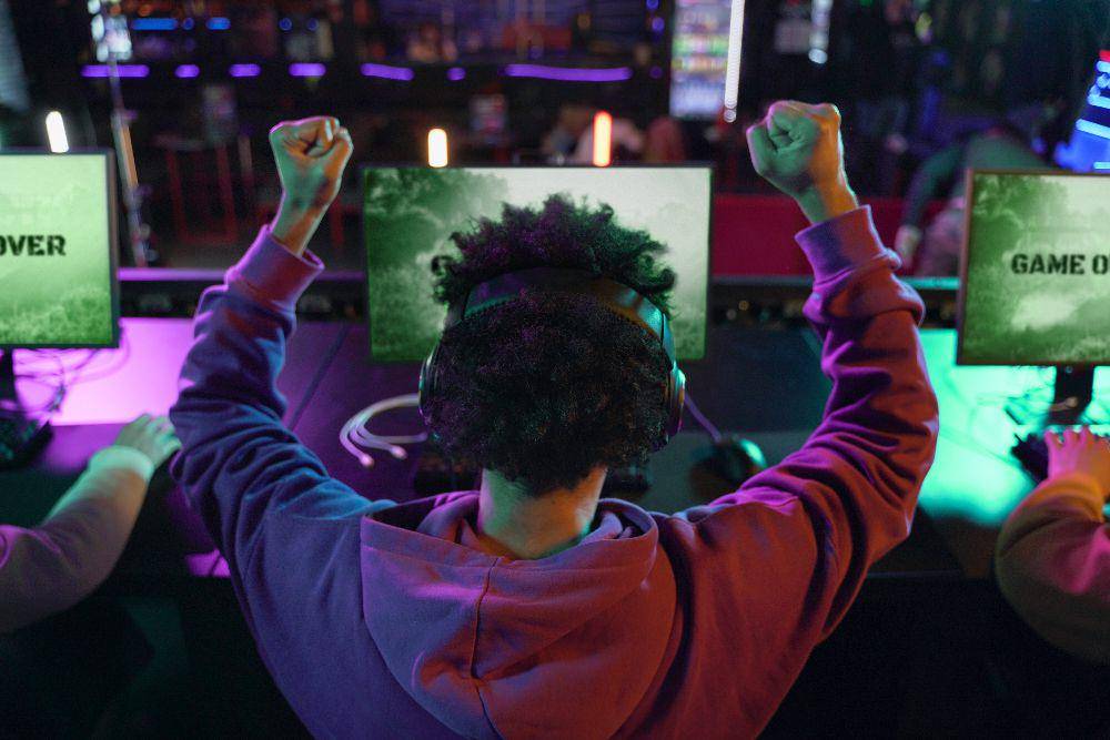 ilustrasi gamer hardcore yang sedang winning the game (freepik.com/freepik)