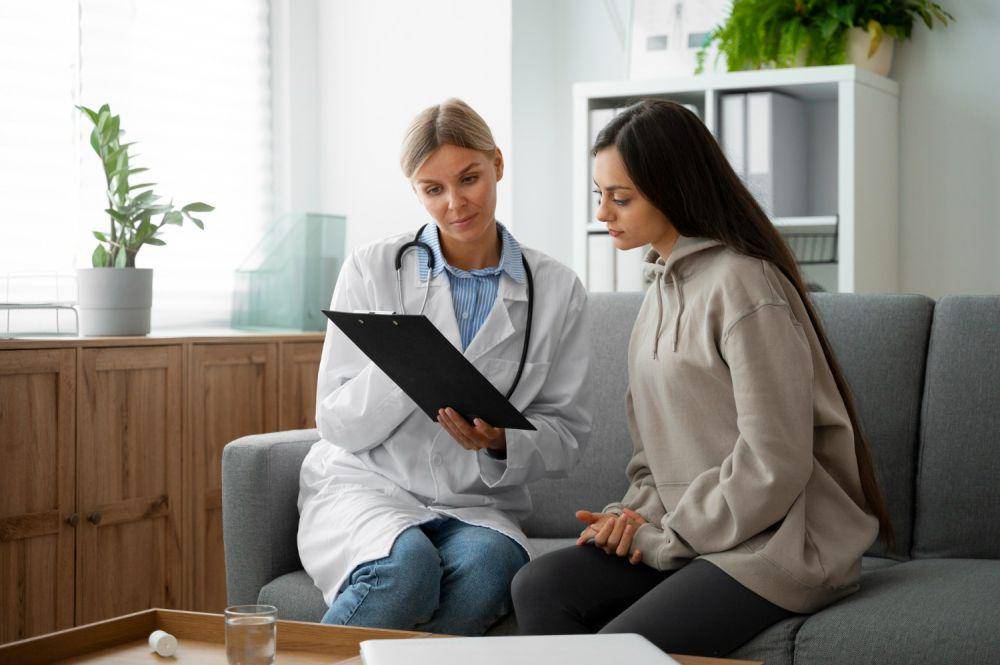 Ilustrasi wanita berkonsultasi pada dokter (freepik.com/freepik)
