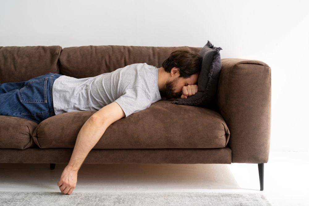 Ilustrasi pria berbaring di sofa (freepik.com/freepik)