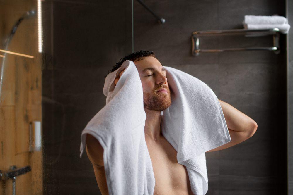 5 Kesalahan Mandi yang Bikin Kulit Pria Kering dan Iritasi, Hindari!