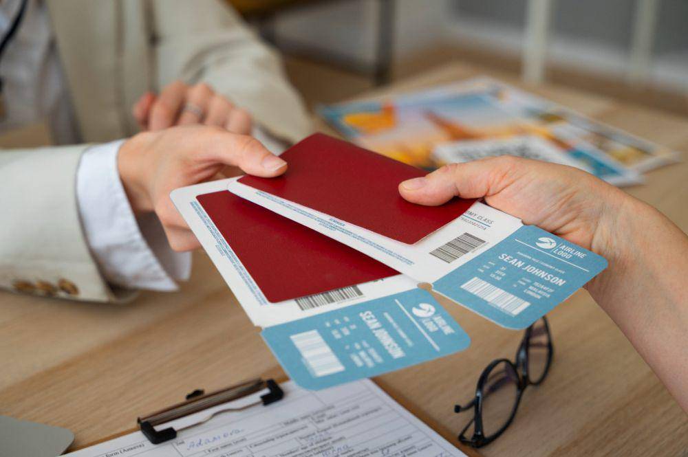 Ilustrasi memberikan tiket (freepik.com/freepik)