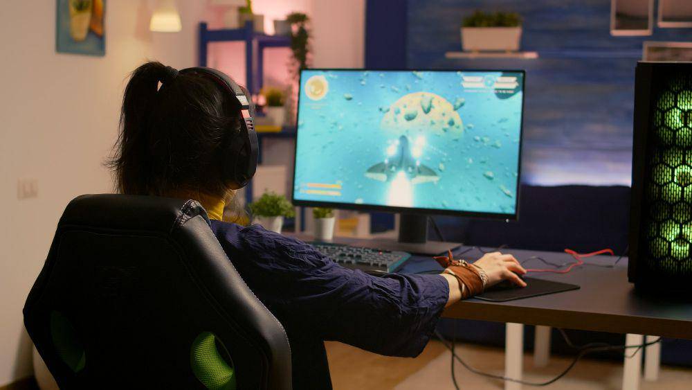 ilustrasi seorang gamer duduk di kursi gaming dan memainkan video game penembak luar angkasa (freepik.com/DC Studio)