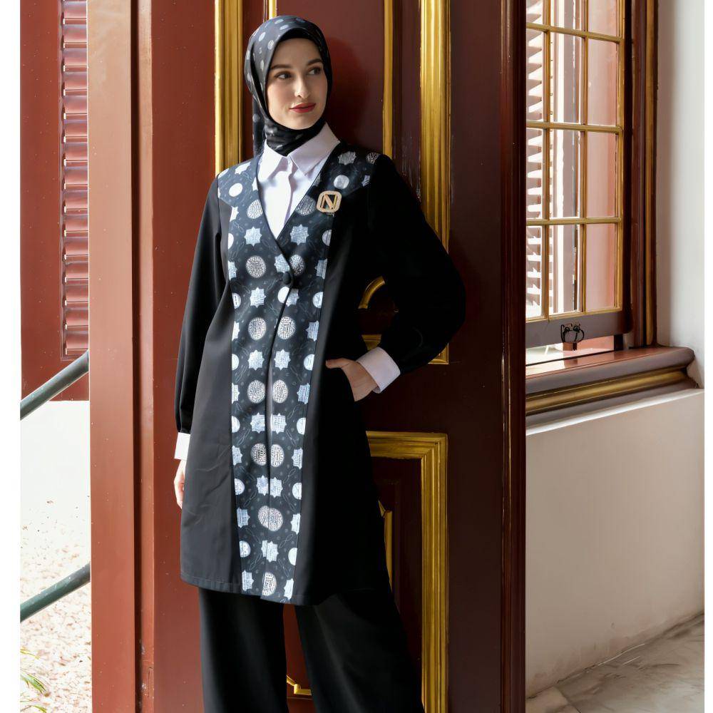 Ilustrasi wanita dengan baju tunik (shopee.co.id/Nina Nugroho Official Store)