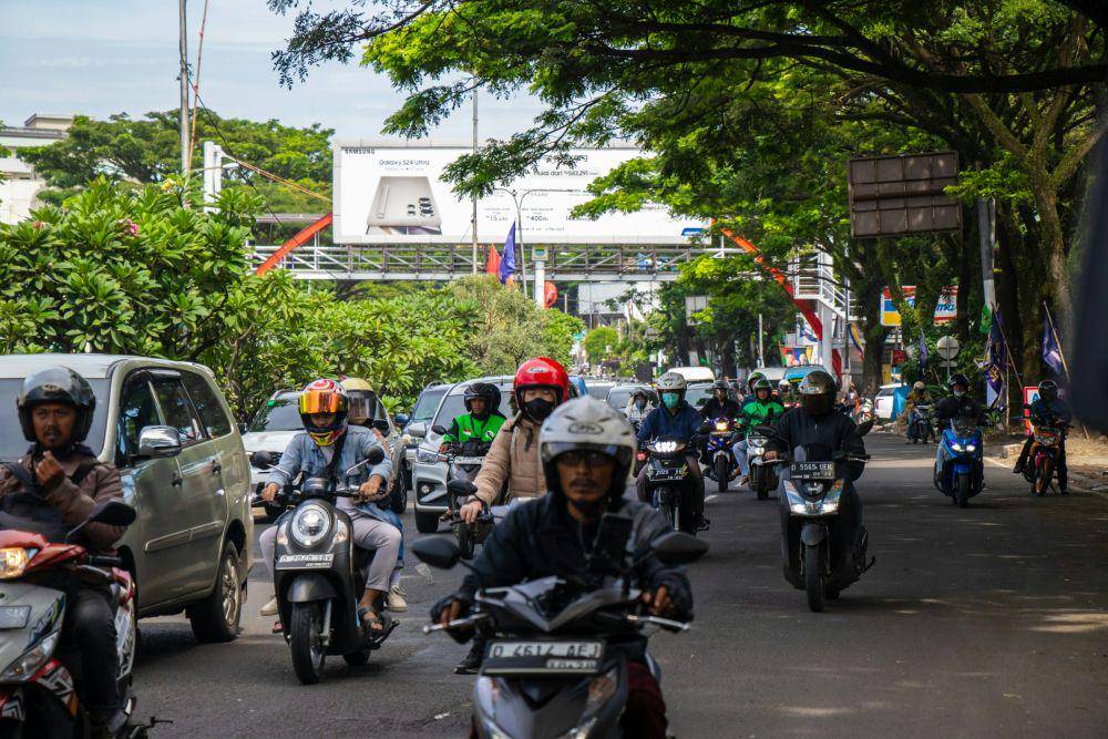 Ilustrasi kendaraan bermotor ( unsplash.com / Abdul Ridwan )