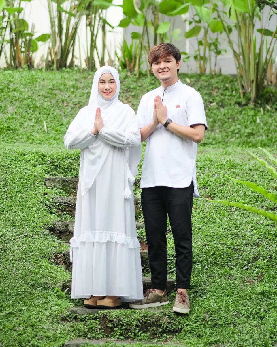 ide OOTD couple untuk lebaran ala Anisa Rahma dan suami (instagram.com/anisarahma_12)