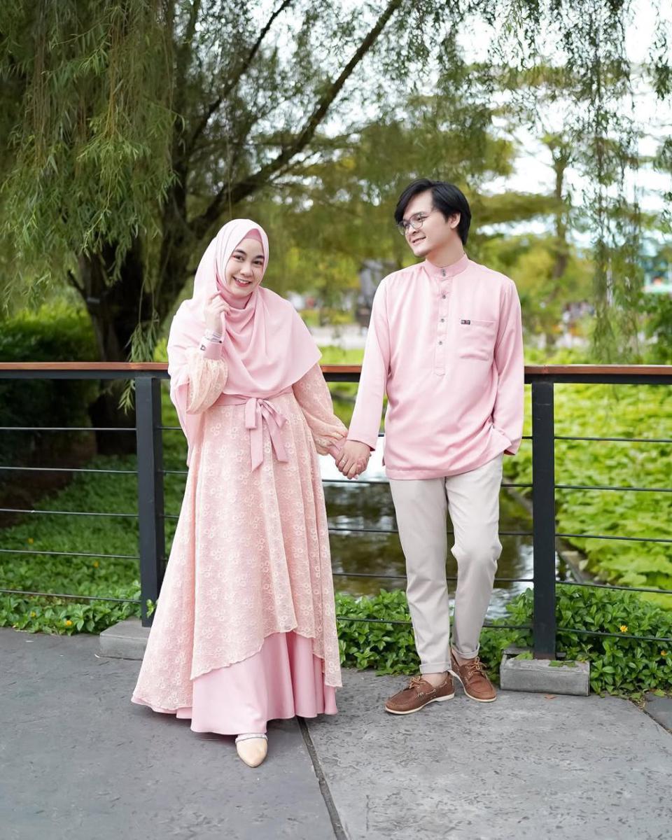 ide OOTD couple untuk lebaran ala Anisa Rahma dan suami (instagram.com/anisarahma_12)