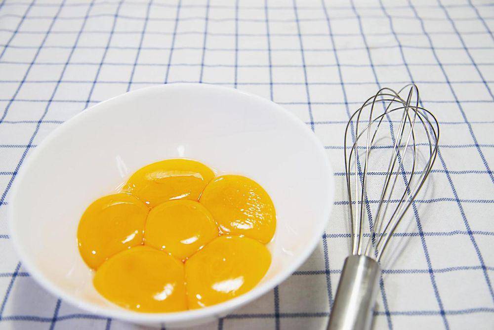 Ilustrasi kuning telur (vecteezy.com/pairhandmade)