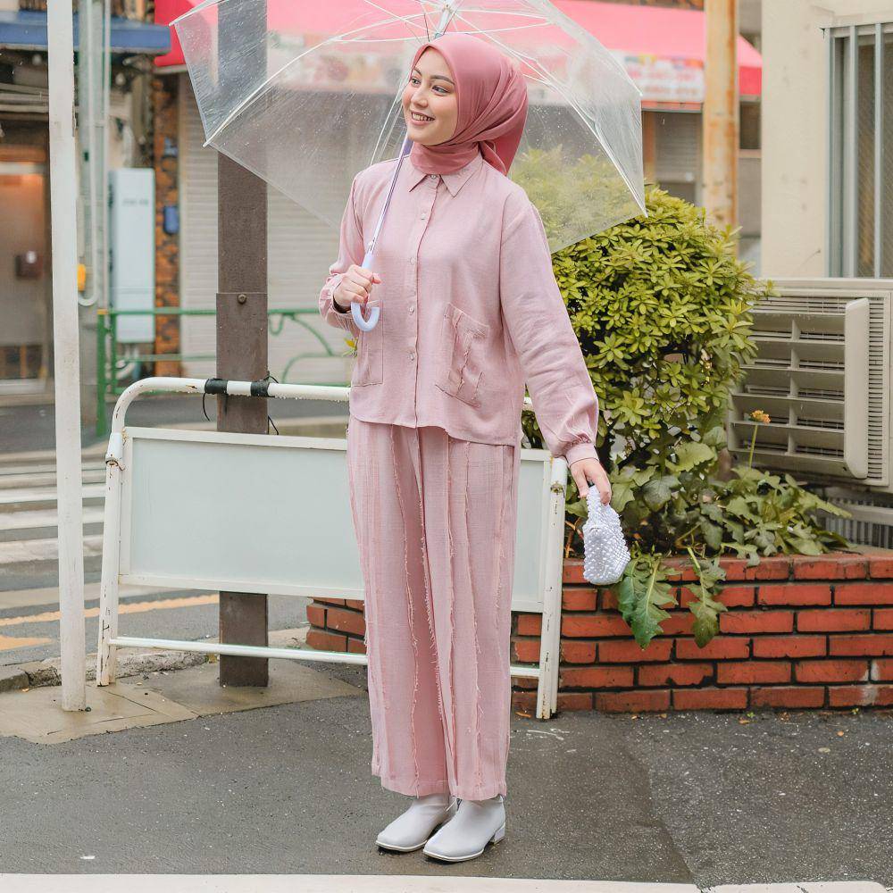 Ilustrasi wanita membawa payung (shopee.co.id/Lozy Hijab Official Shop)