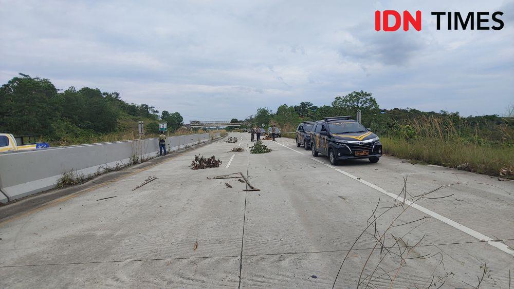 Warga menaruh ranting di Jalan Tol Balikpapan Samarinda KM 6 sebagai bentuk protes lambatnya pembayaran ganti rugi lahan. (IDN Times/Erik Alfian)