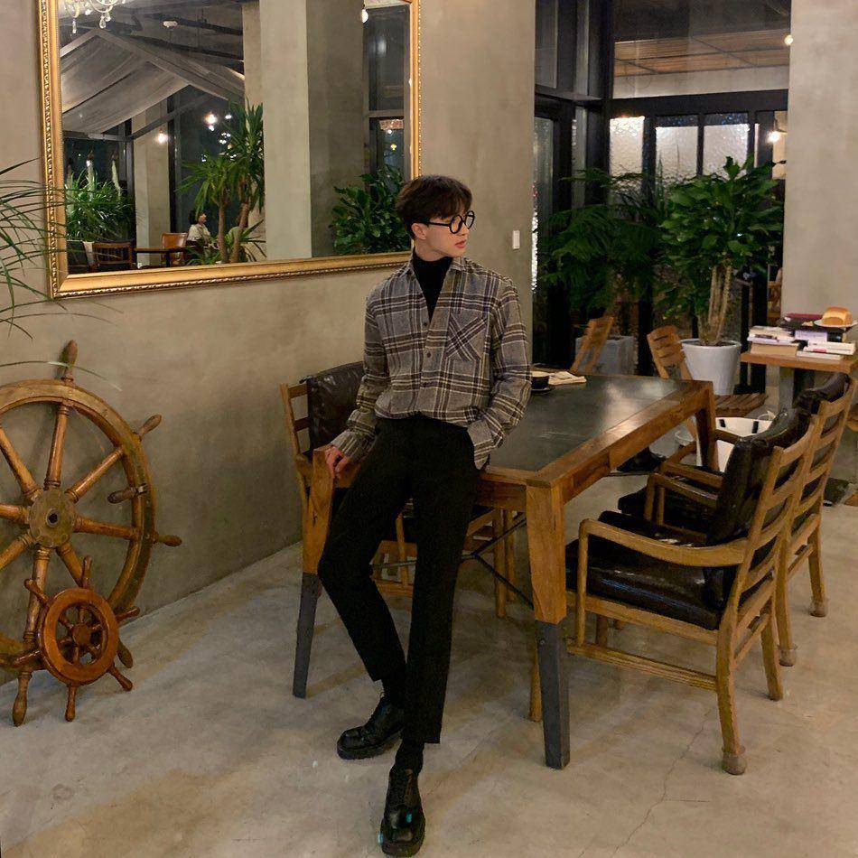 OOTD dengan turtleneck shirt ala Korean style (instagram.com/leehk.k)