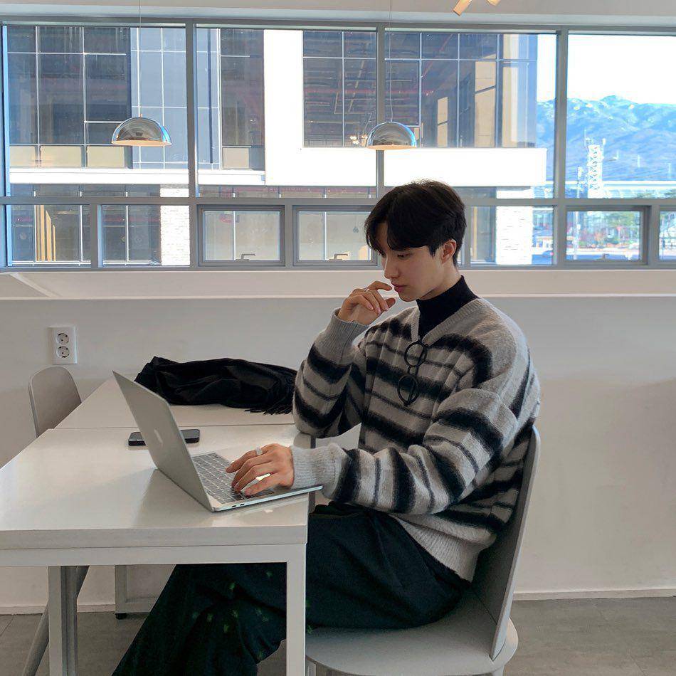 OOTD dengan turtleneck shirt ala Korean style (instagram.com/leehk.k)