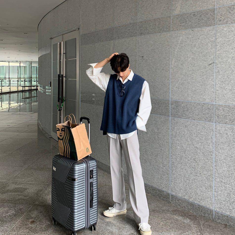 styling knit vest ala Korean style (instagram.com/leehk.k)