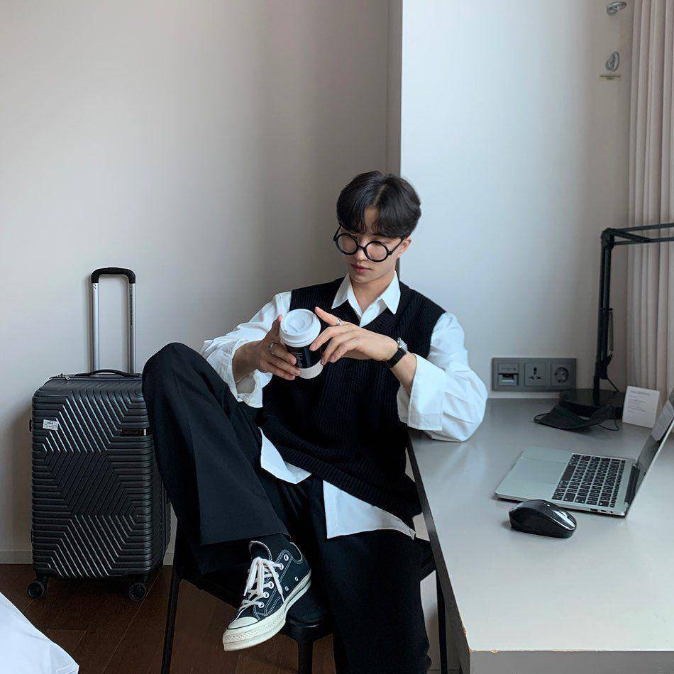 styling knit vest ala Korean style (instagram.com/leehk.k)