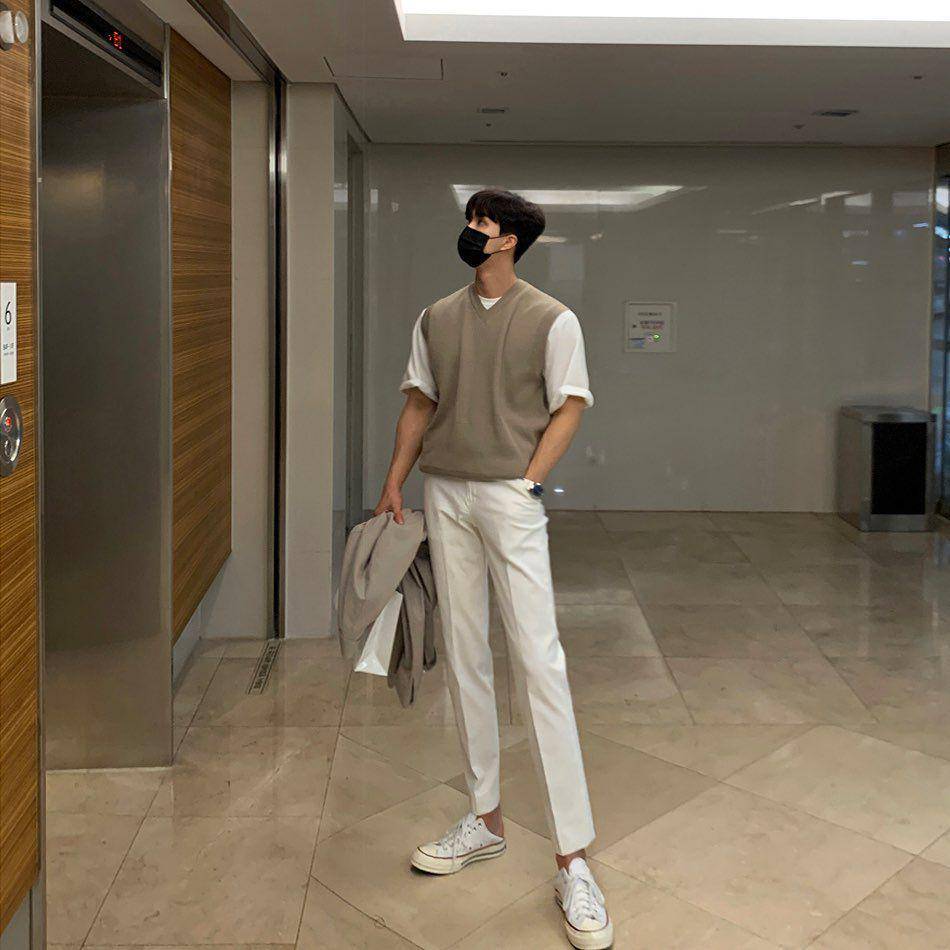 styling knit vest ala Korean style (instagram.com/leehk.k)