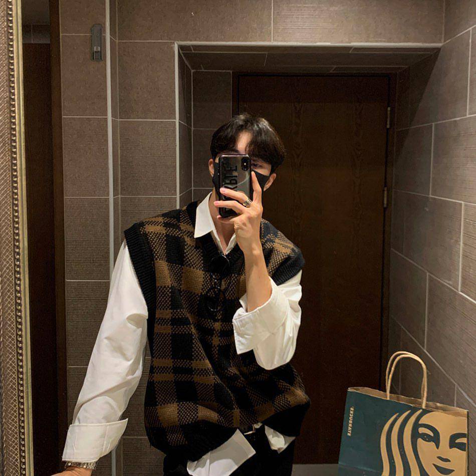 styling knit vest ala Korean style (instagram.com/leehk.k)
