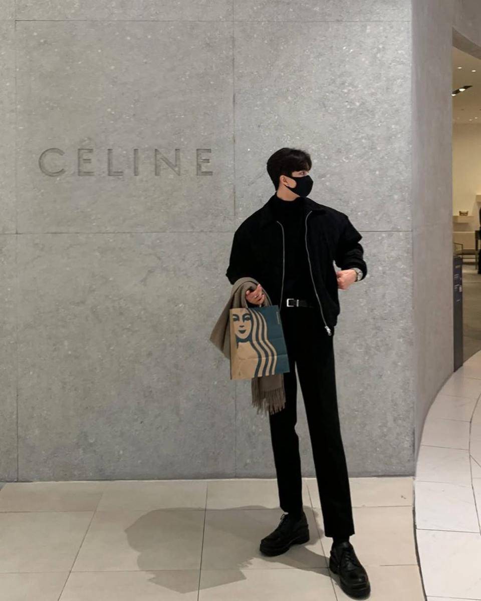 OOTD dengan turtleneck shirt ala Korean style (instagram.com/leehk.k)