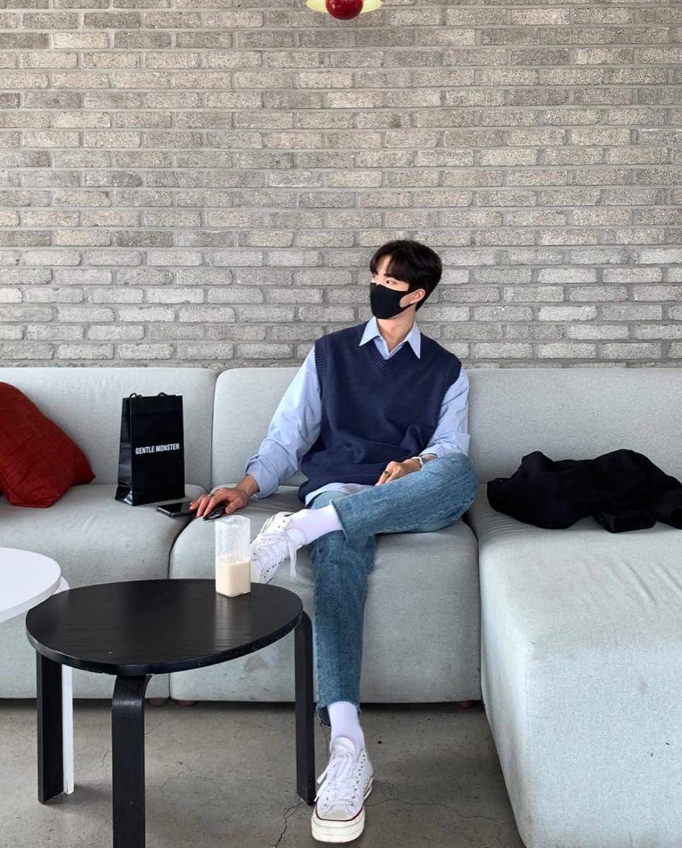 styling knit vest ala Korean style (instagram.com/leehk.k)