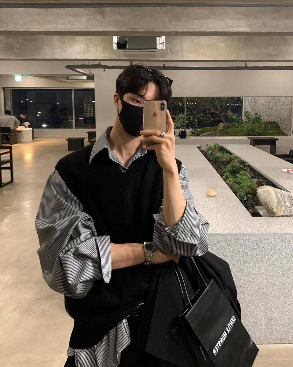styling knit vest ala Korean style (instagram.com/leehk.k)
