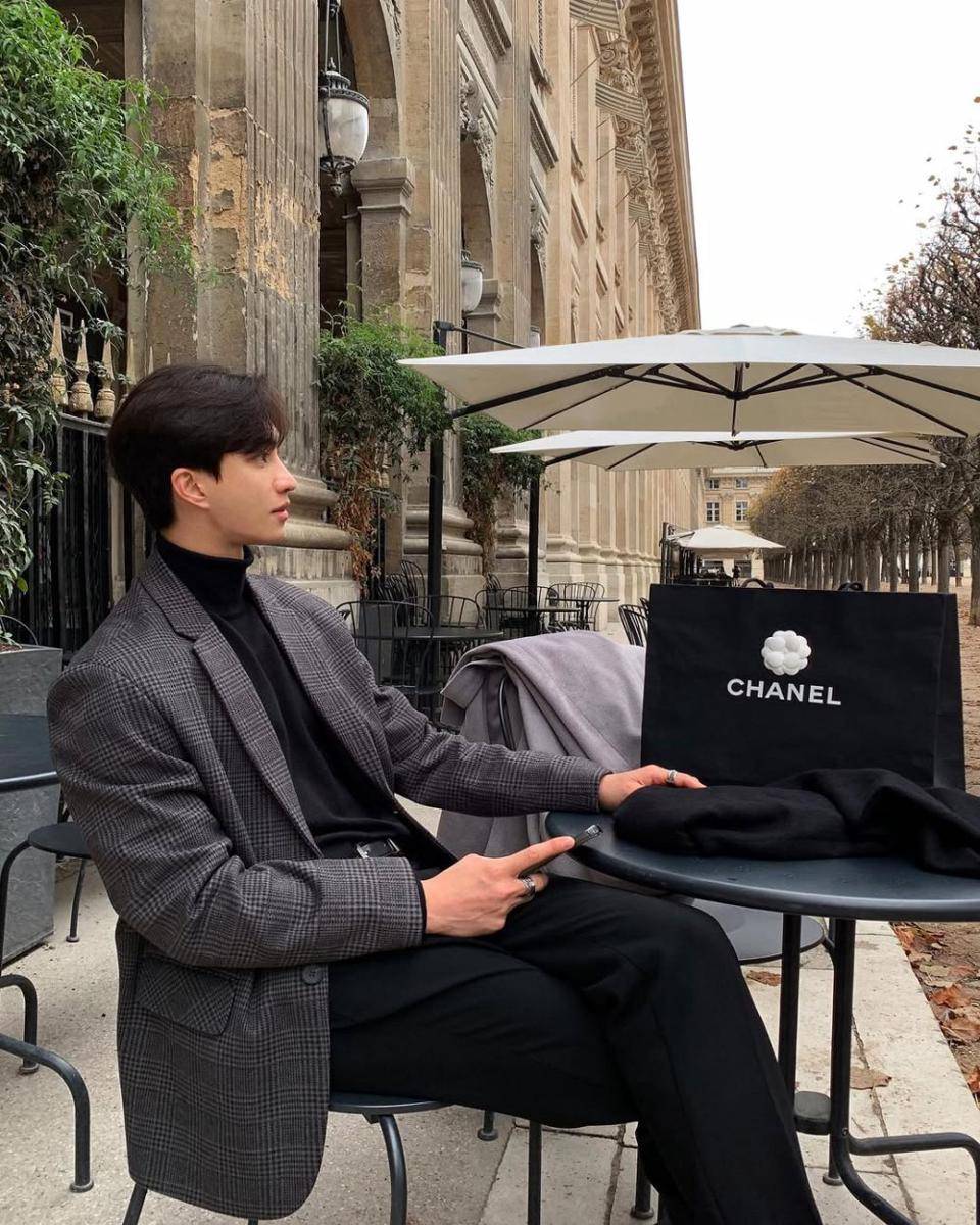 OOTD dengan turtleneck shirt ala Korean style (instagram.com/leehk.k)