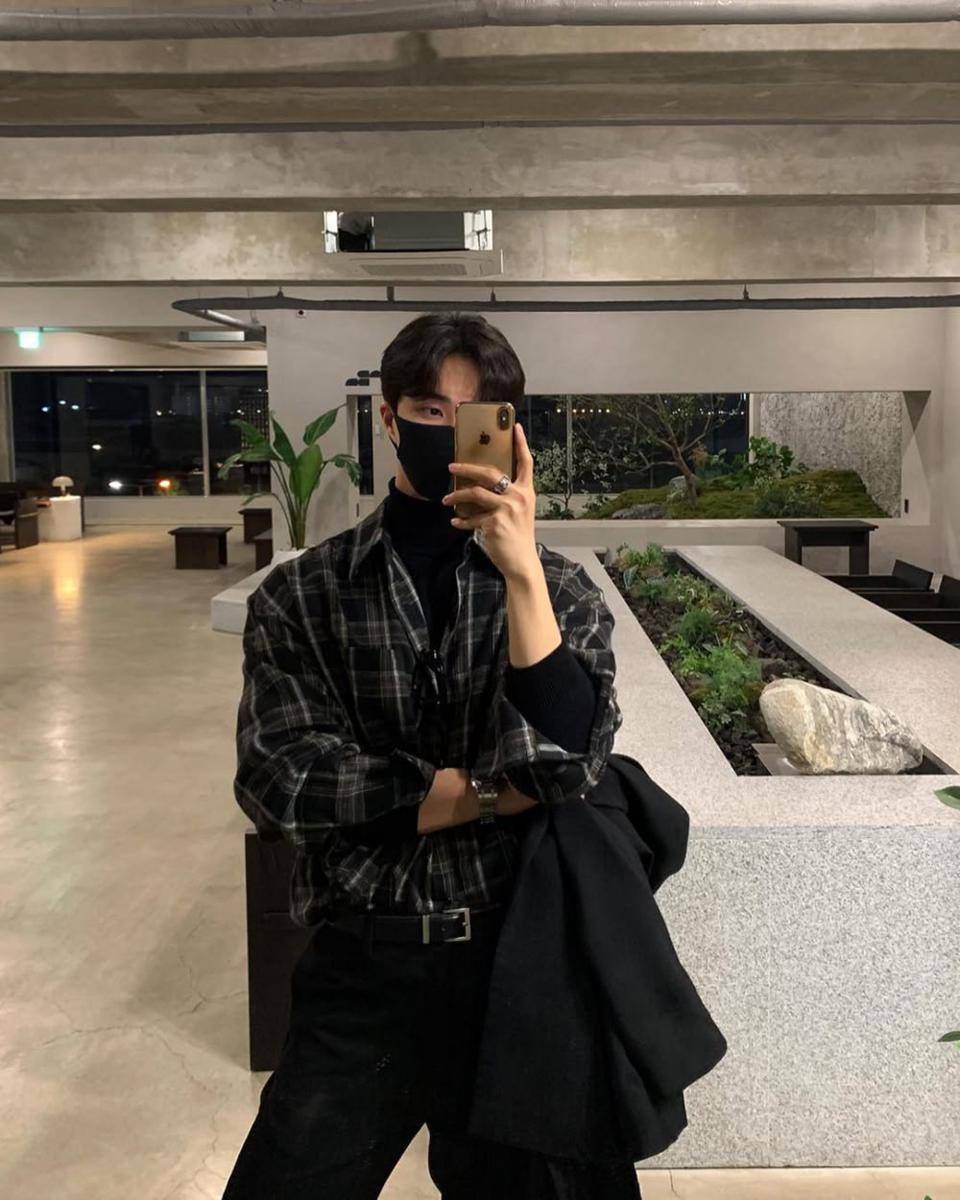 OOTD dengan turtleneck shirt ala Korean style (instagram.com/leehk.k)