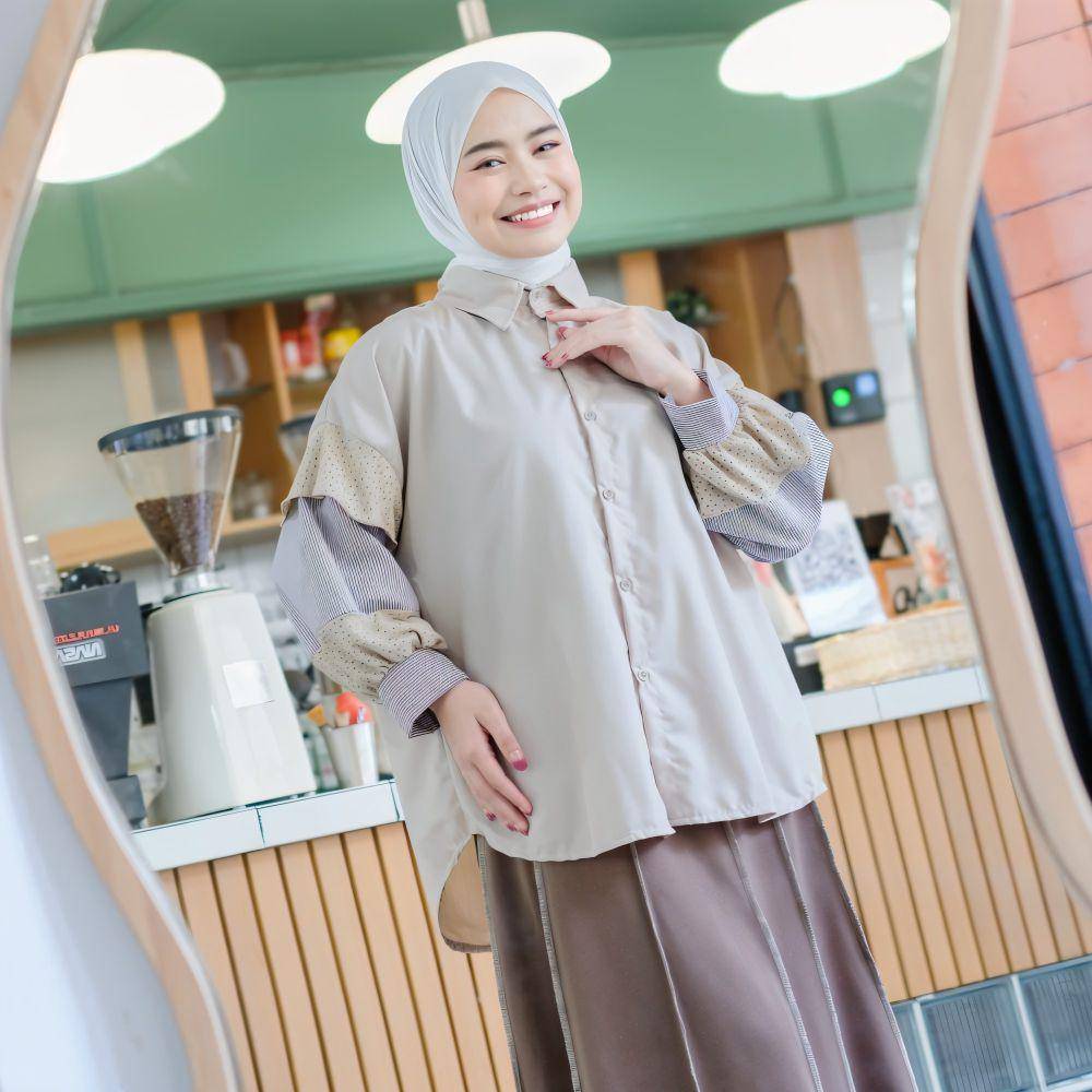 Ilustrasi wanita berpose di kafe (shopee.co.id/Mybamus Official Shop)