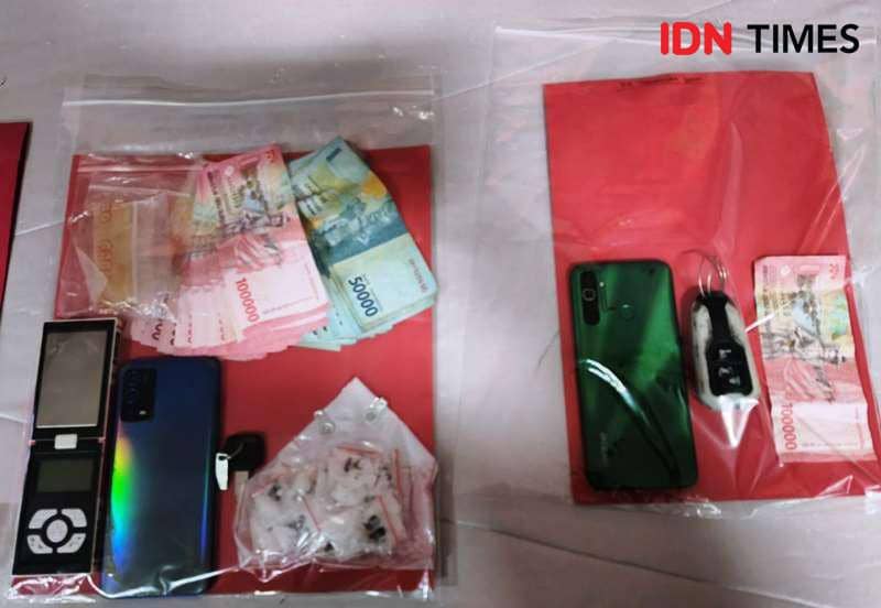Barang bukti milik tersangka MU dan HE (IDN Times/Ervan)