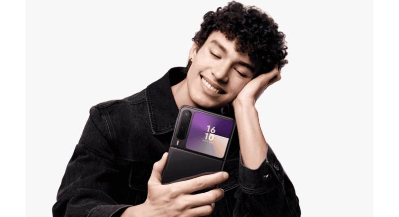 Seseorang memegang HUAWEI Pura X. (huawei.com)