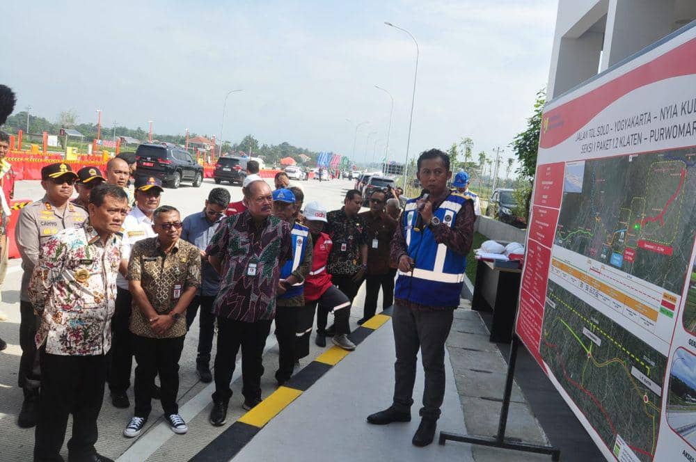 Gubernur Jateng Ahmad Luthfi tinjau Tol Klaten-Jogja. (dok Pemprov Jateng)