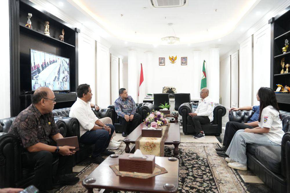 Wali Kota Makassar, Munafri Arifuddin, menerima kedatangan MGPA yang membahas aktivasi promosi MotoGP Mandalika di Balai Kota, Jumat (21/3/2025). (Dok. Humas Pemkot Makassar)