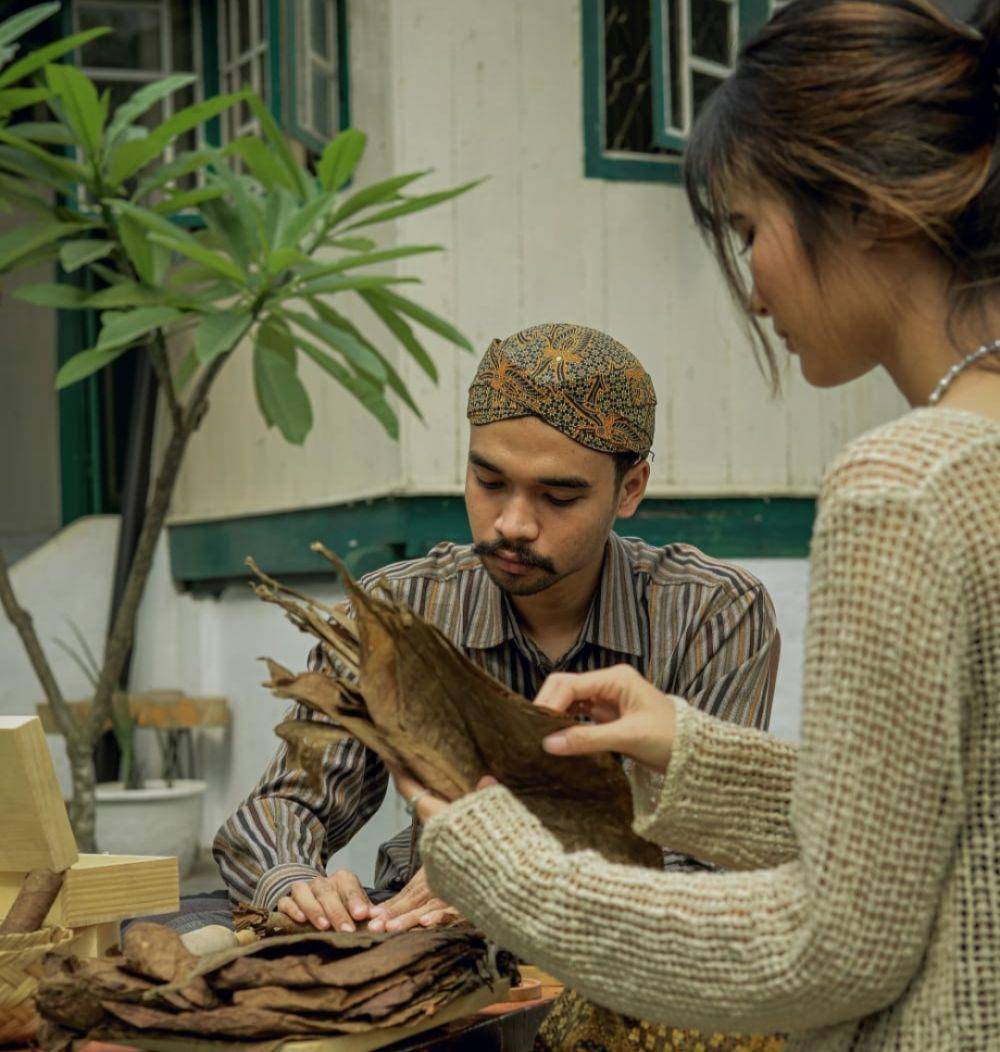 OK. Dery Ananda mencoba untuk memperkenalkan kembali kepada masyarakat lewat produk cerutunya yaitu Royal Cigar (Dok. Pribadi for IDN Times)